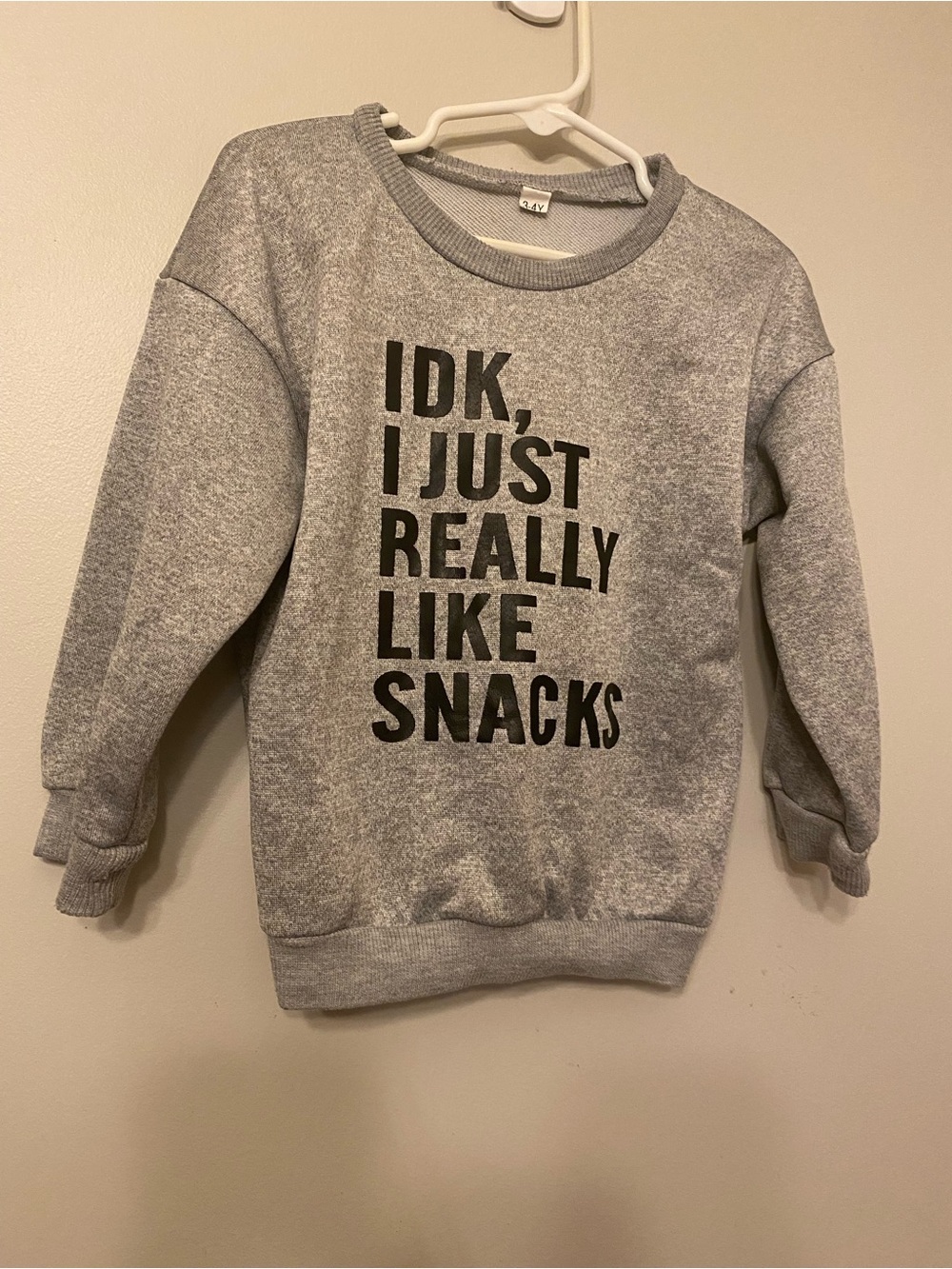 Casual Gray Crewneck Sweatshirt with 'IDK, I Just Really Like Snacks' Graphic